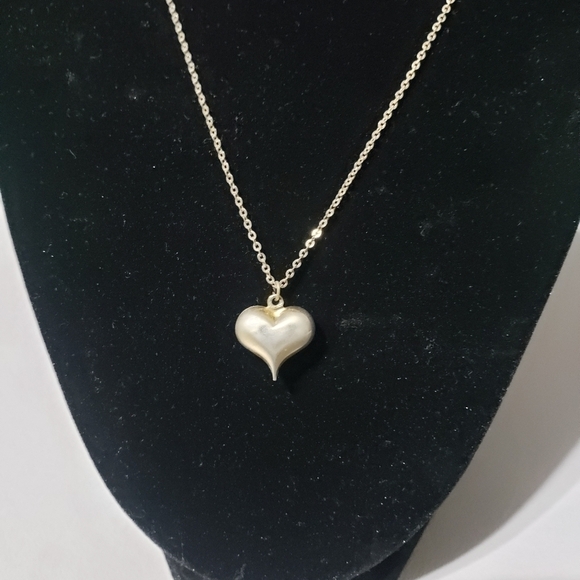 Beautiful gold tone heart necklace - Picture 2 of 5